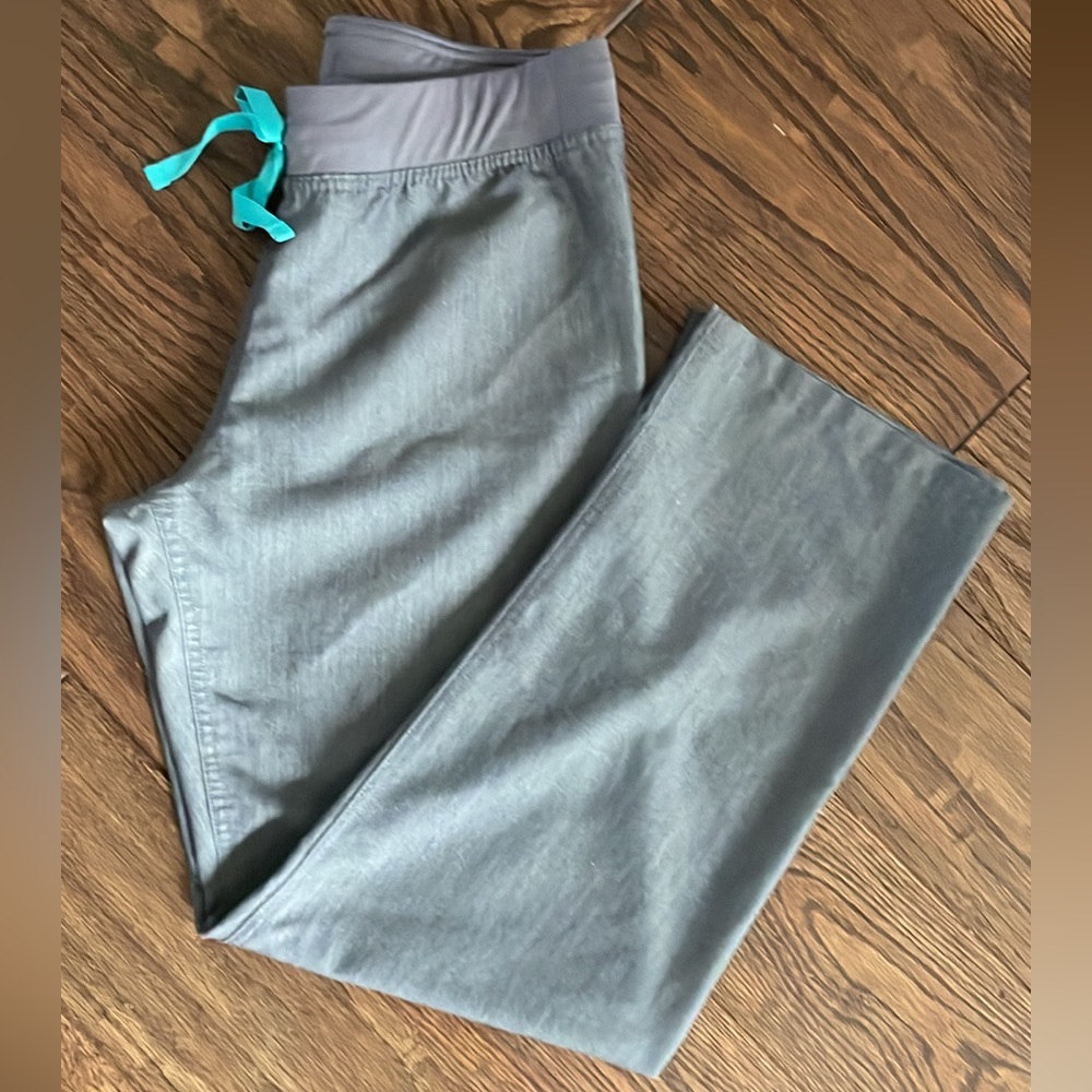 FIGS: Livingston size small petite in graphite